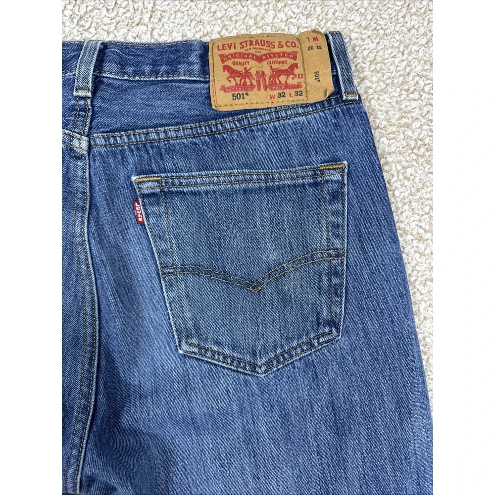 Levis 501 Original Fit BUTTON FLY Jeans Men 32x32 Medium Wash Blue Straight Leg